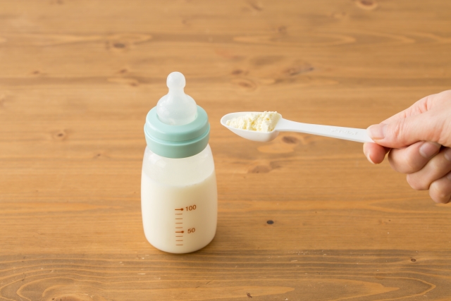 これって飲み過ぎ 生後1ヶ月の赤ちゃんが飲むミルクの量はどのくらい